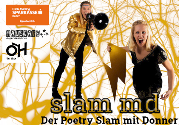 Zwei Damen werden mit Megaphon und Blitz für den poetry slam